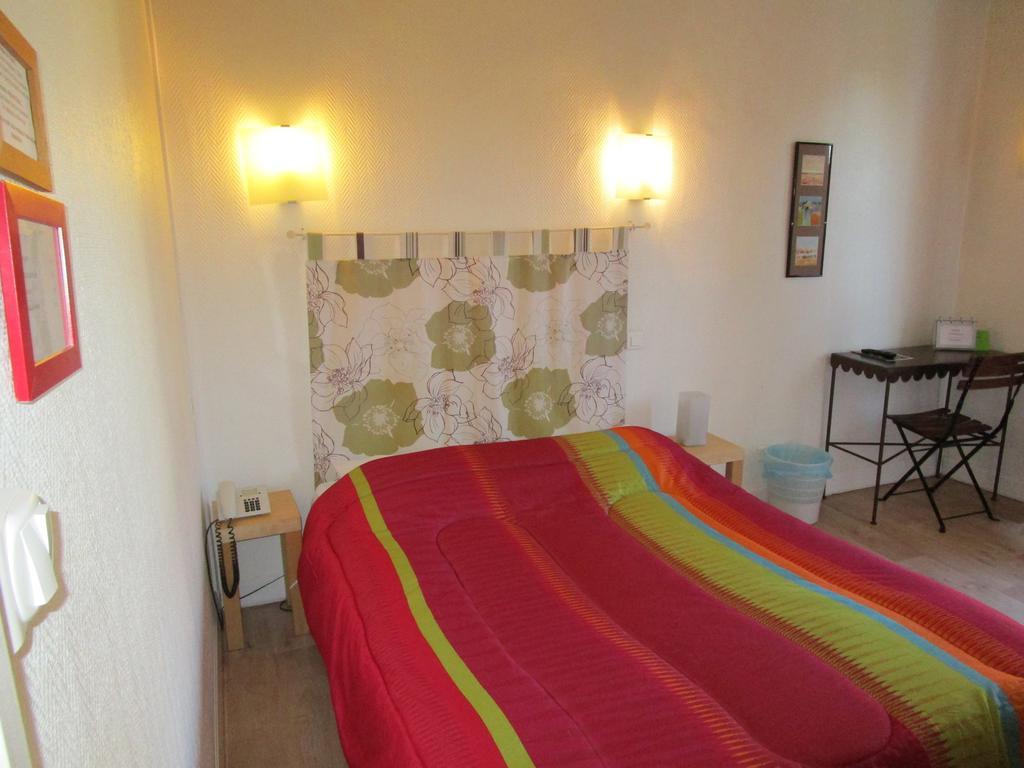 Hotel Des Poetes Avec Parking Sur Reservation بزييه الغرفة الصورة
